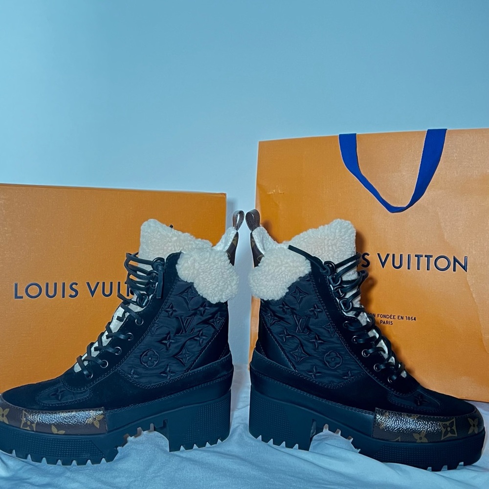 Laureate desert boots